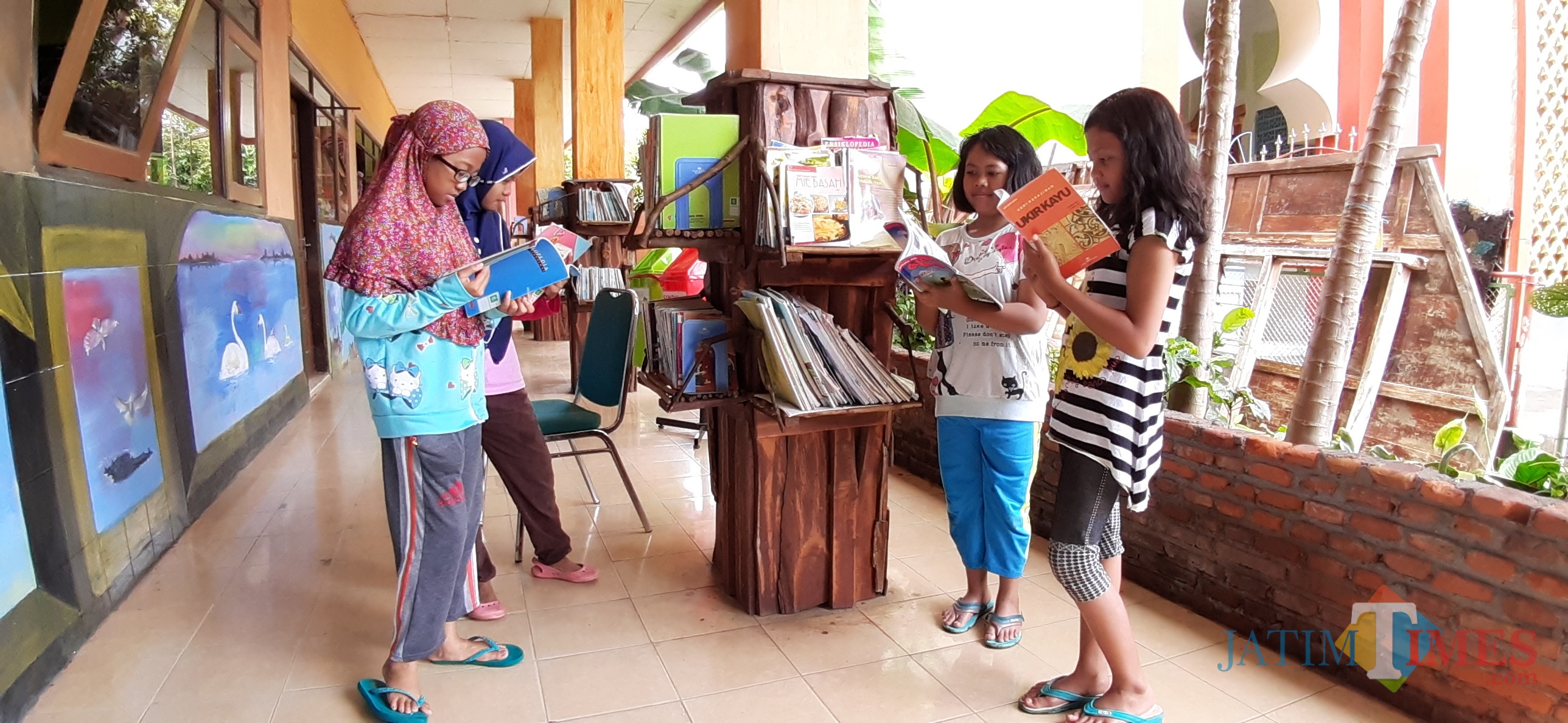 Suasana saat anak - anak tengah memilah buku untuk dibaca di hari libur (Arifina Cahyanti Firdausi/MalangTIMES)
