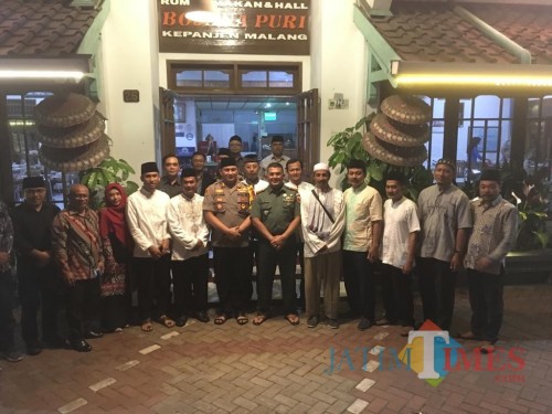 Kapolres Malang AKBP Yade Setiawan Ujung (tengah), saat melakukan pertemuan bersama seluruh elemen penyelenggara maupun keamanan dan peserta pemilu, Kabupaten Malang (Foto : Ashaq Lupito / MalangTIMES)