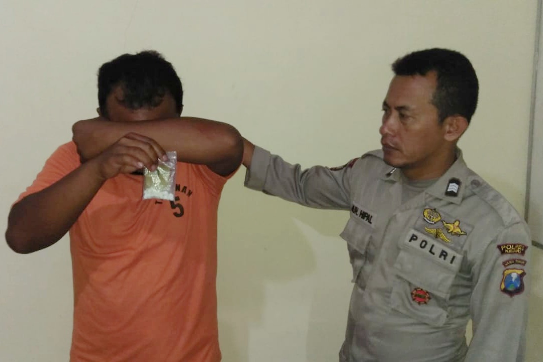 Tersangka berikut barang bukti ketika diamankan di Mapolsek Ngadiluwih. (Foto: Istimewa)