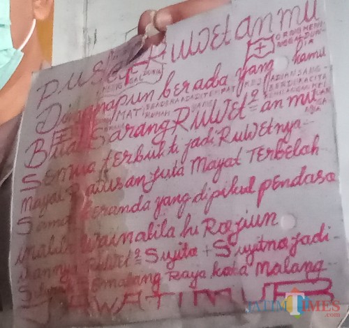 Tulisan yang jadi misteri ditemukan polisi di sekitar lokasi penemuan potongan mayat perempuan di Pasar Besar Malang. (Anggara Sudiongko/MalangTIMES)