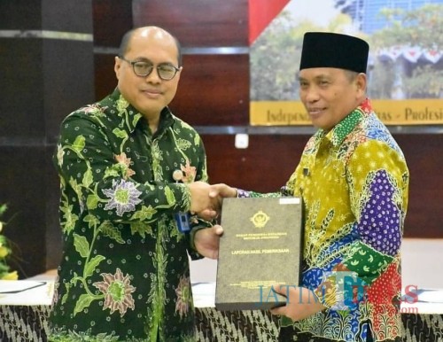 Wabup Situbondo (pakai kopiah) saat menerima penghargaan WTP dari BPK RI.(Foto Istimewa Situbondo TIMES)