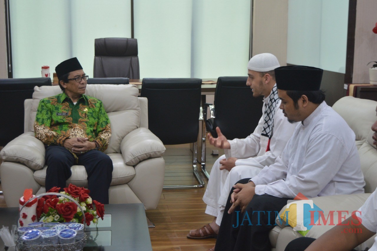 Wakil Bupati Jember Drs. KH. Abdul Muqit Arief saat menerima kunjungan Syeikh Hussain Fayez Al Abdul Matas (foto : istimewa / Jatim TIMES)