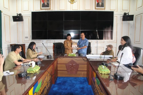 Wali Kota Malang, Sutiaji saat audiensi bersama Dukut Imam Widodo dan team di Ruang Rapat Walikota (Foto: Humas Pemkot Malang)