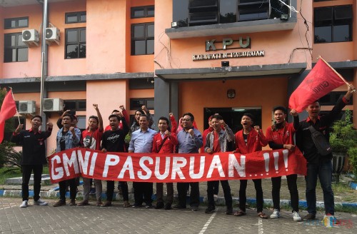 Aktifis GMNi di KPU Kabupaten Pasuruan.