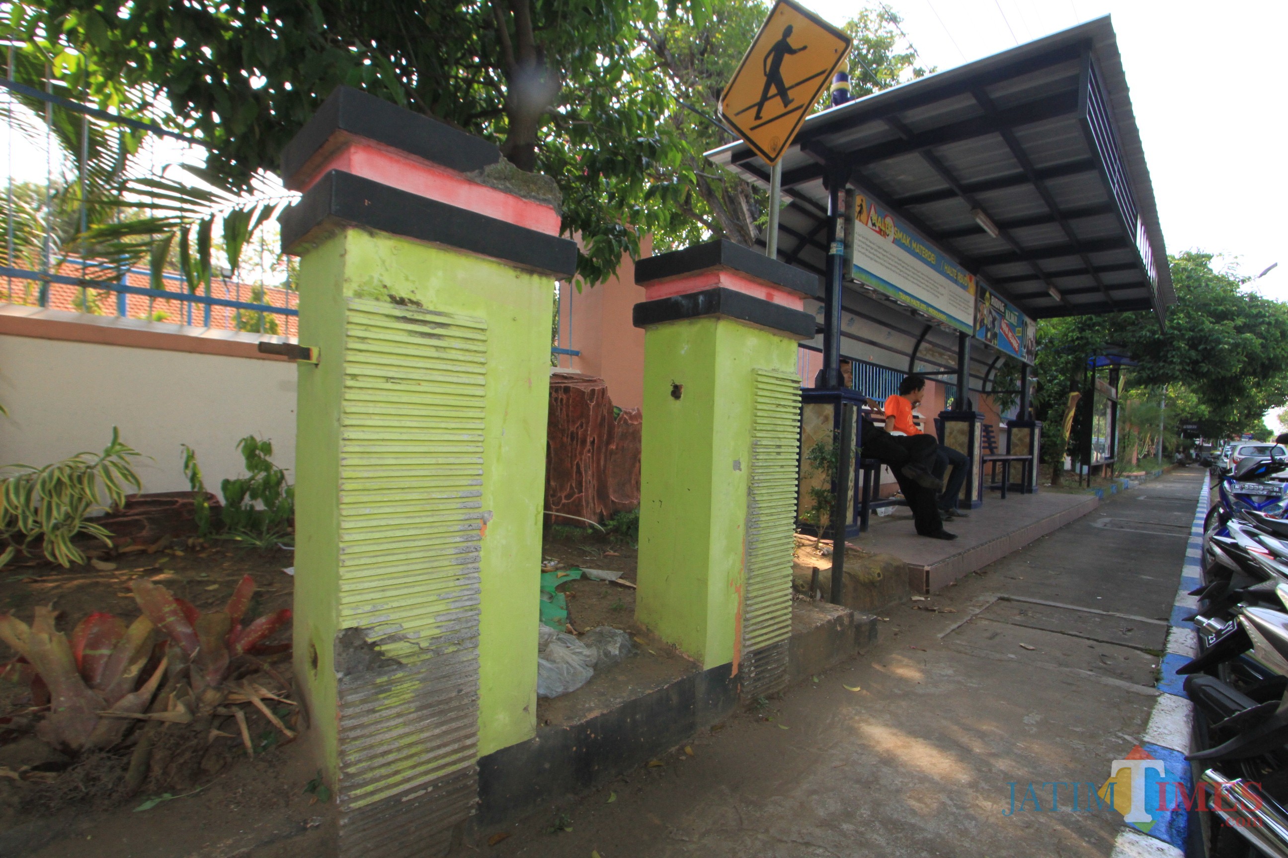 Bak sampah gantung di Jalan Panjaitan Kota Probolinggo hilang dan rusak (Agus Salam/Jatim TIMES)