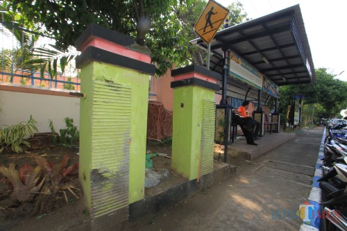 Bak sampah gantung di Jalan Panjaitan Kota Probolinggo hilang dan rusak (Agus Salam/Jatim TIMES)