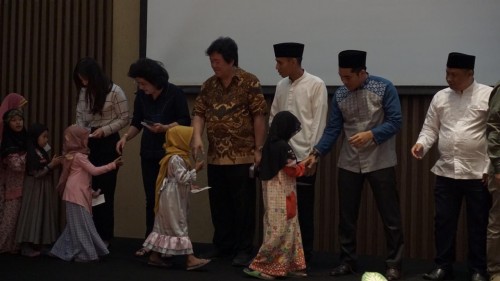 Sonny Njonoriswondo owner Hotel Golden Tulip (pakai baju batik)