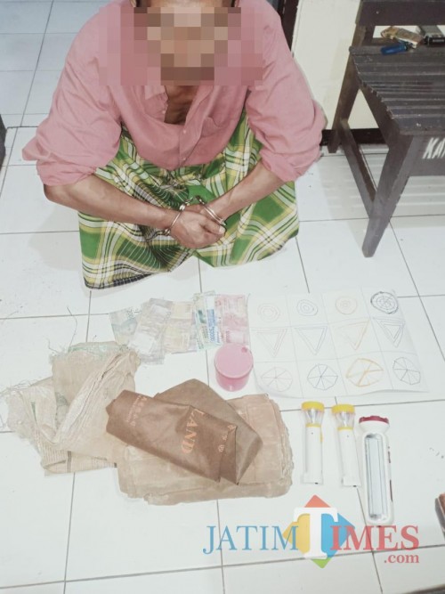 Abdul Malik tersangka beserta barang bukti seperangkat judi saat diamankan polisi, Kecamatan Gondanglegi (Foto : Humas Polres Malang for MalangTIMES)