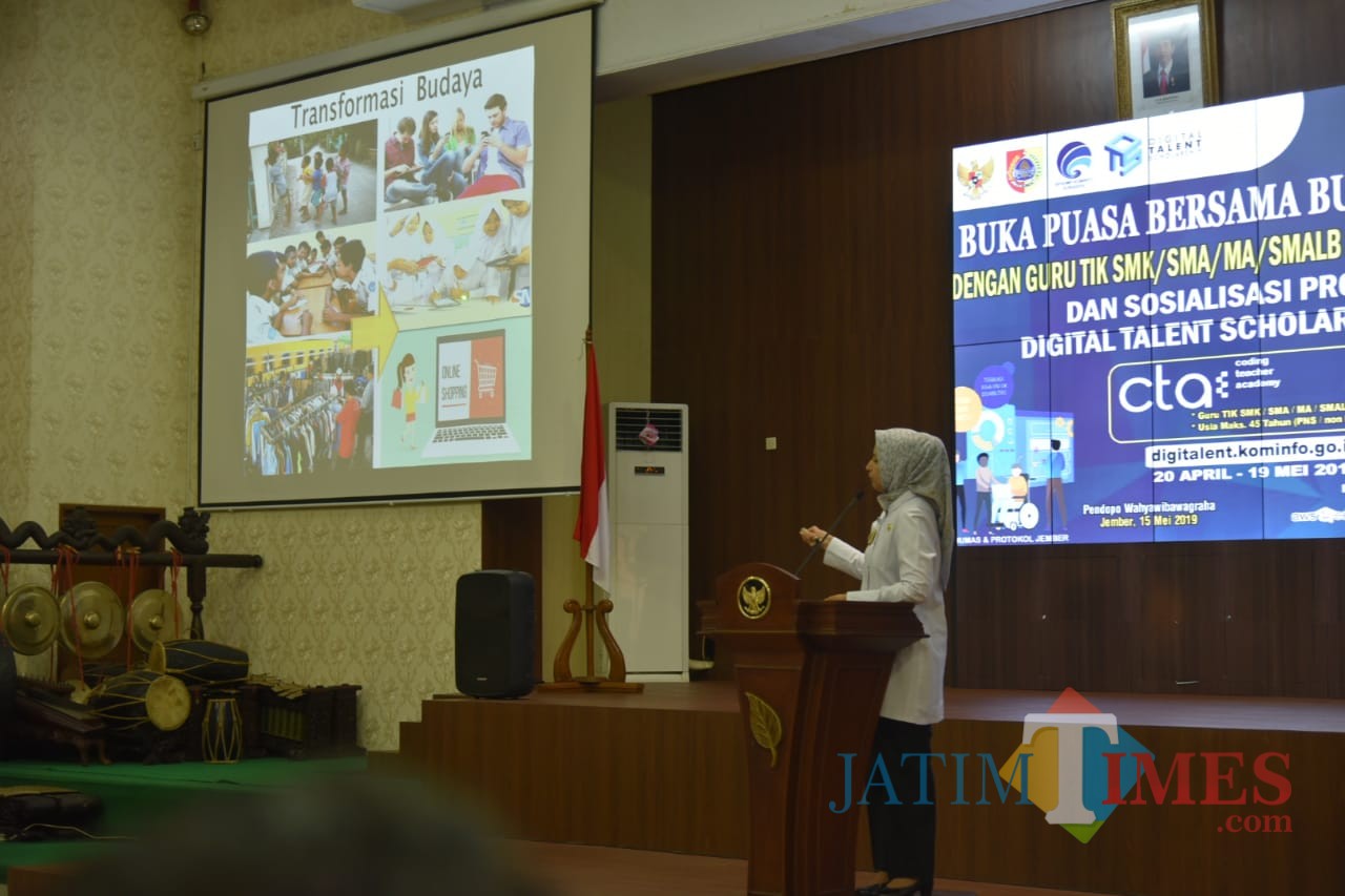 Bupati Jember dr. Hj. Faida MMR saat memberikan penjelasan terkait program beasiswa Digital Tallent kepada ratusan guru SMK dan SMA (foto : istimewa / Jatim TIMES)