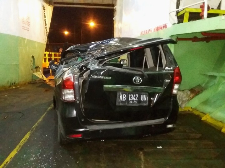 Kondisi Avanza yang rusak parah atap kabinnya dan pikap L 300 akibat tertimpa muatan truk di KMP Gerbang Samudra