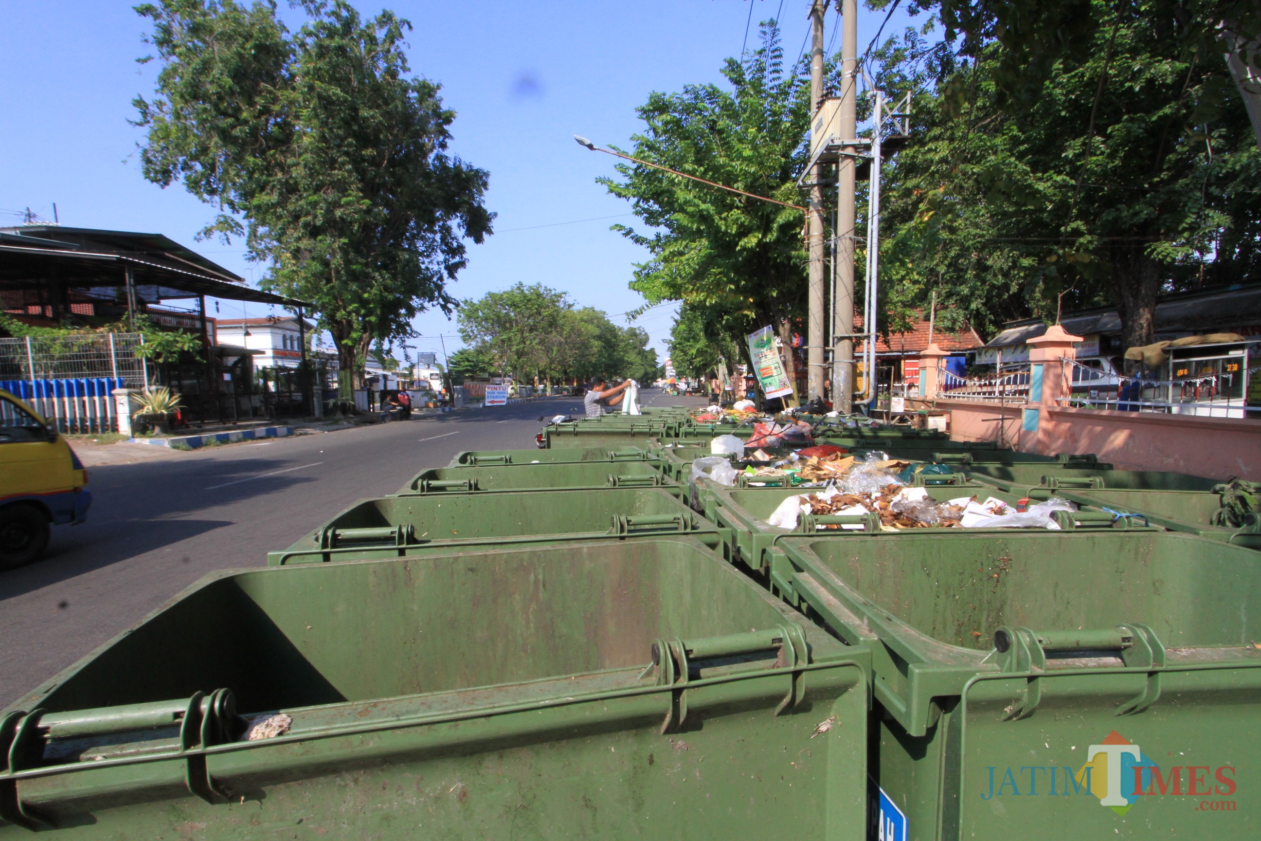 Inilah TPS di utara alun-alun Kota Probolinggo yang dikeluhkan warga dan pemilik warung (Agus Salam/Jatim TIMES)