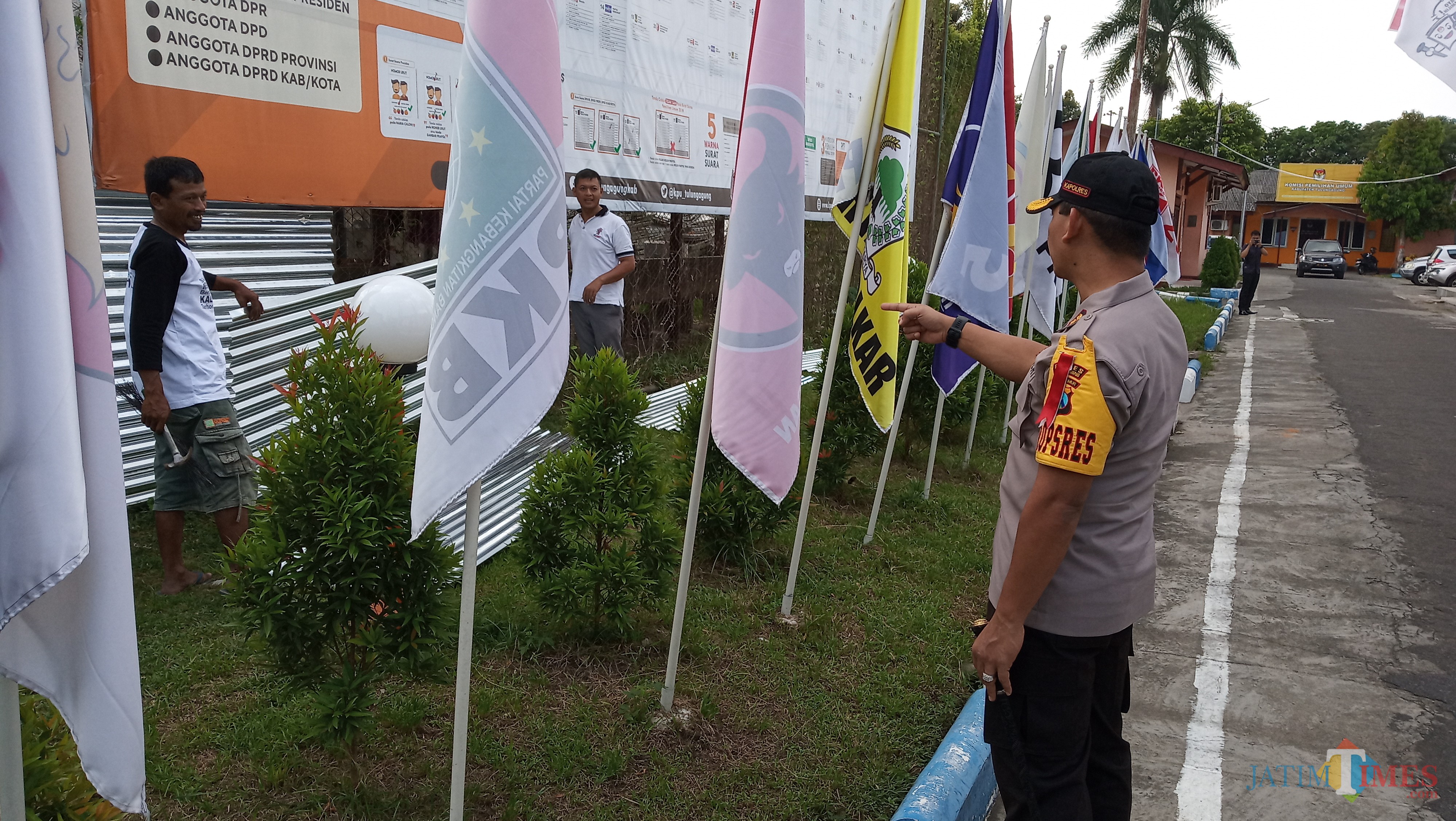 Kapolres Tulungagung, AKBP Tofik Sukendar saat melihat pengamanan di KPU Tulungagung (foto : joko pramono/JatimTIMES)