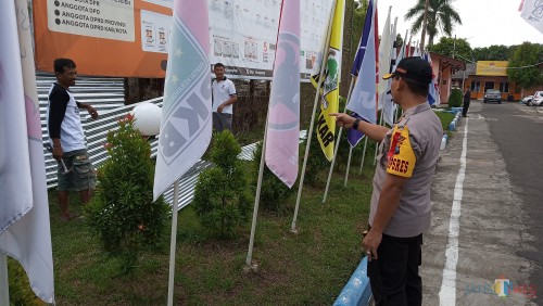Kapolres Tulungagung, AKBP Tofik Sukendar saat melihat pengamanan di KPU Tulungagung (foto : joko pramono/JatimTIMES)