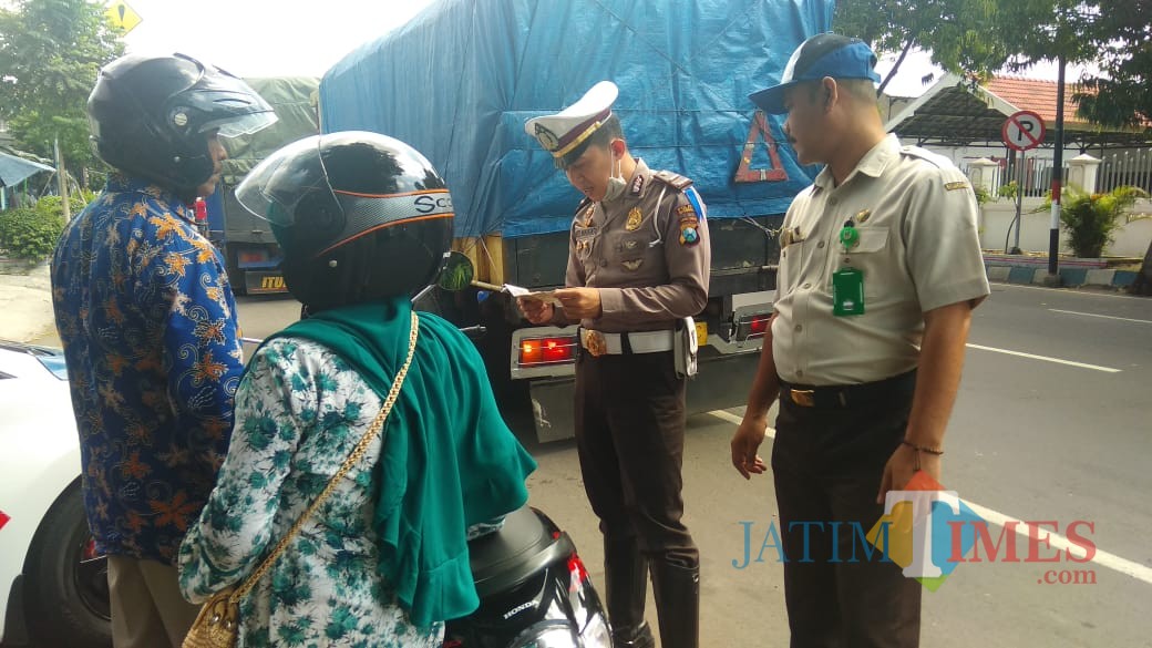 Kasat Lantas Polres Situbondo saat melakukan pemeriksaan surat-surat kendaraan bermotor dan kelengkapannya (Foto Sony Haryono / Situbondo TIMES)