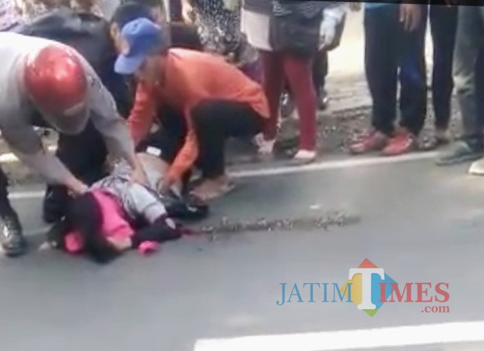 Kondisi korban tewas saat dievakuasi petugas Unit Lakalantas Polres Banyuwangi.