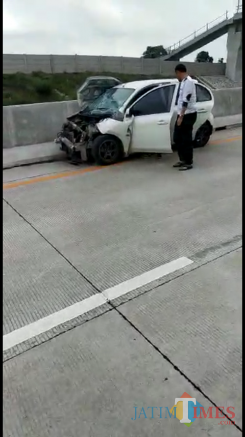 Kondisi mobil yang diduga mengalami kecelakaan tunggal, ketika melintas di Tol Mapan, Kabupaten Malang (Foto : Istimewa)