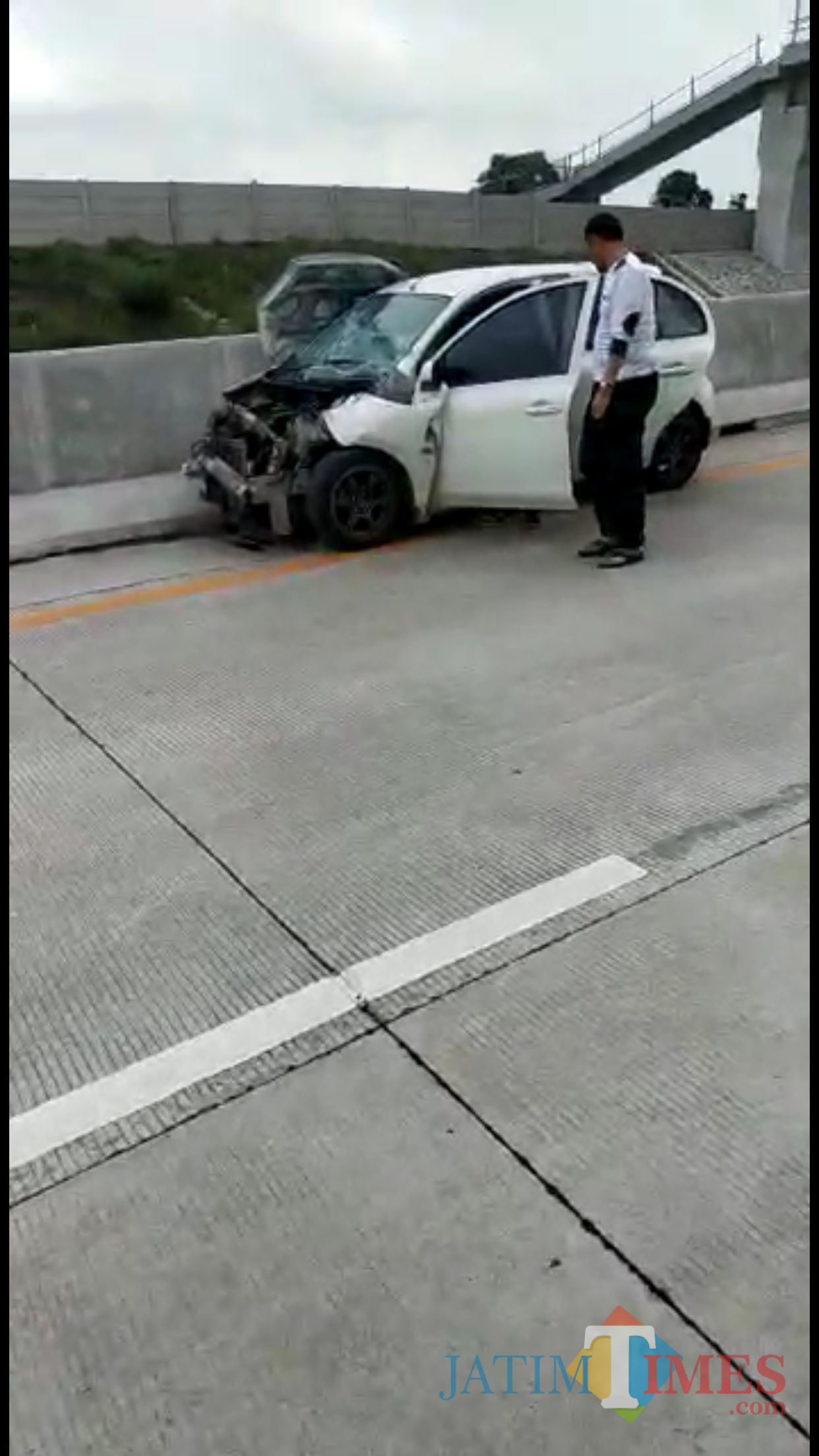 Kondisi mobil yang diduga mengalami kecelakaan tunggal, ketika melintas di Tol Mapan, Kabupaten Malang (Foto : Istimewa)