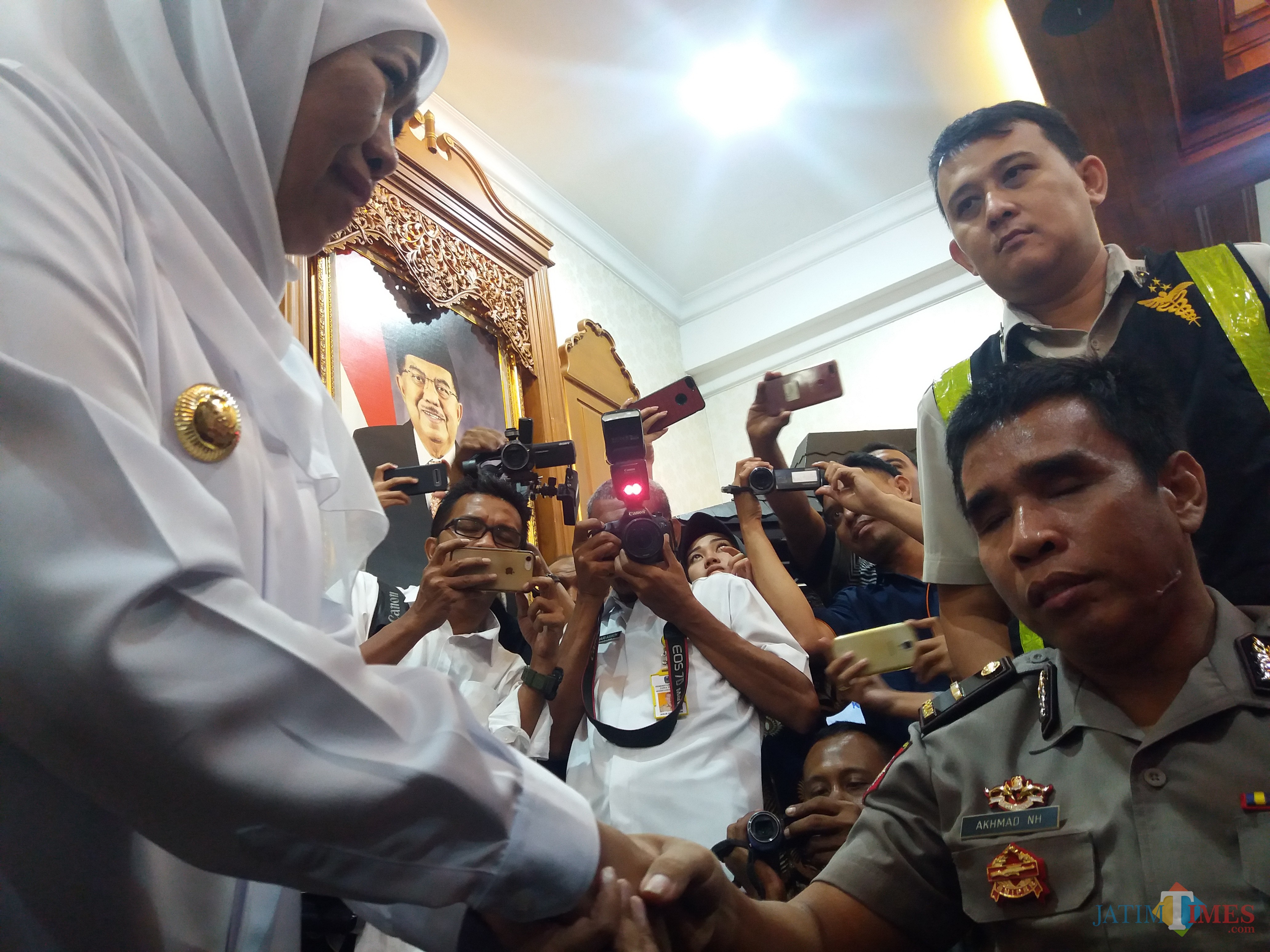 Korban Ipda Nurhadi ketika disapa oleh Gubernur Jatim Khofifah