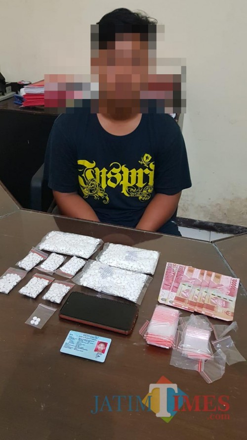 Moch Habib Jeriasnsyah tersangka beserta ribuan butir narkotika saat diamankan polisi, Kecamatan Pakisaji, Rabu (15/5/2019) (Foto : Humas Polres Malang for MalangTIMES)