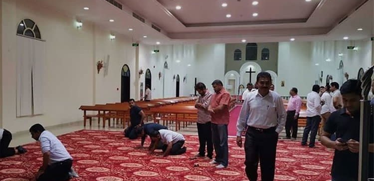 Para tokoh agama Islam saat salat di Gereja Anglikan St Lukas di Ras Al Khaimah, utara UEA. (Foto: istimewa)