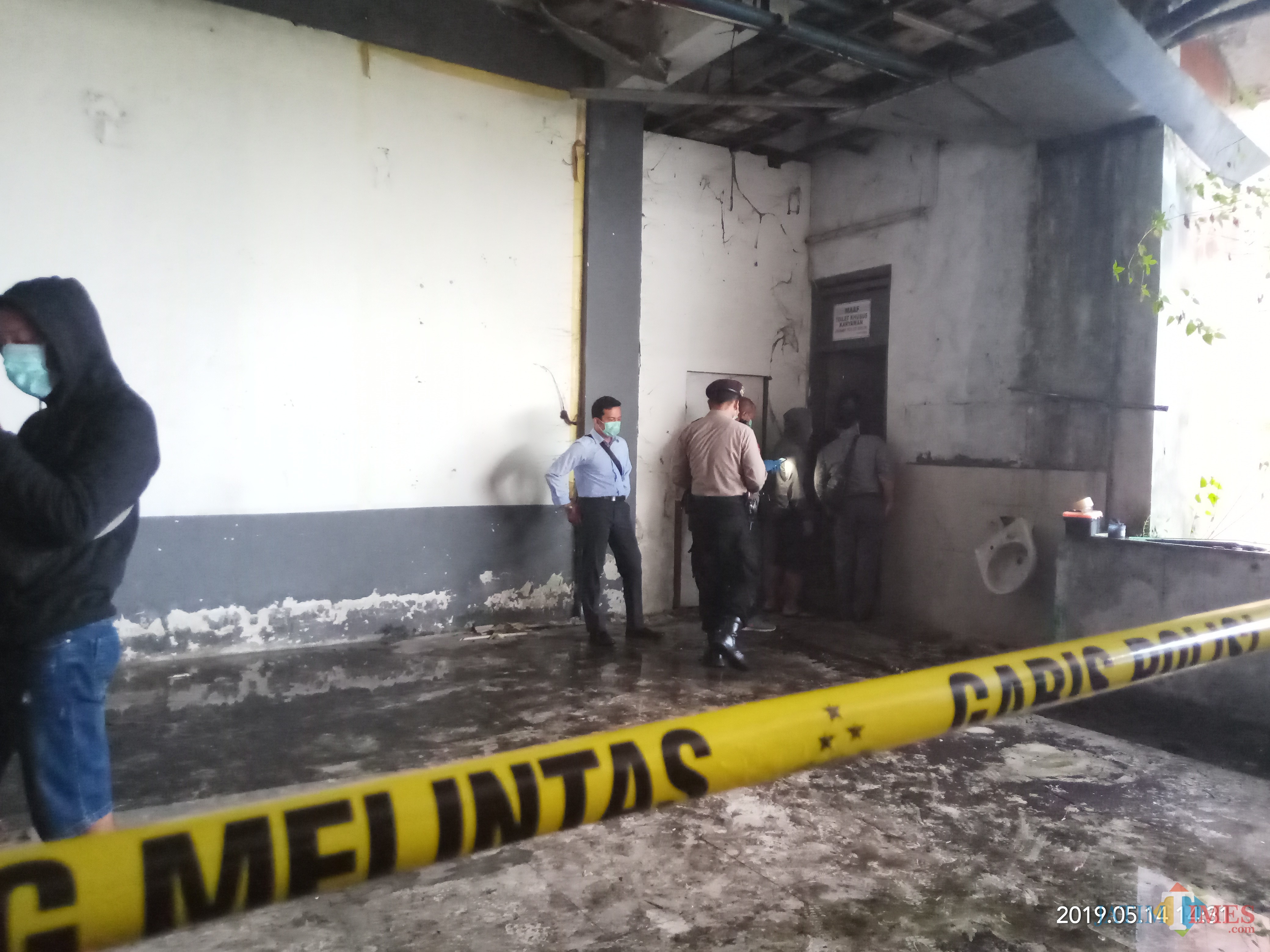 Petugas saat melakukan olah TKP di Pasar Besar. (Anggara Sudiongko/MalangTIMES)