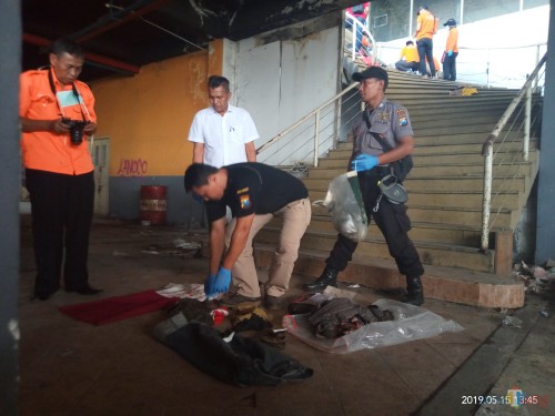 Petugas saat melakukan oleh TKP (Anggara Sudiongko/MalangTIMES)