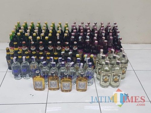 Sejumlah miras beralkohol yang diamankan oleh Tim Cobra Polres Lumajang (Foto : Moch. R. Abdul Fatah / Jatim TIMES)