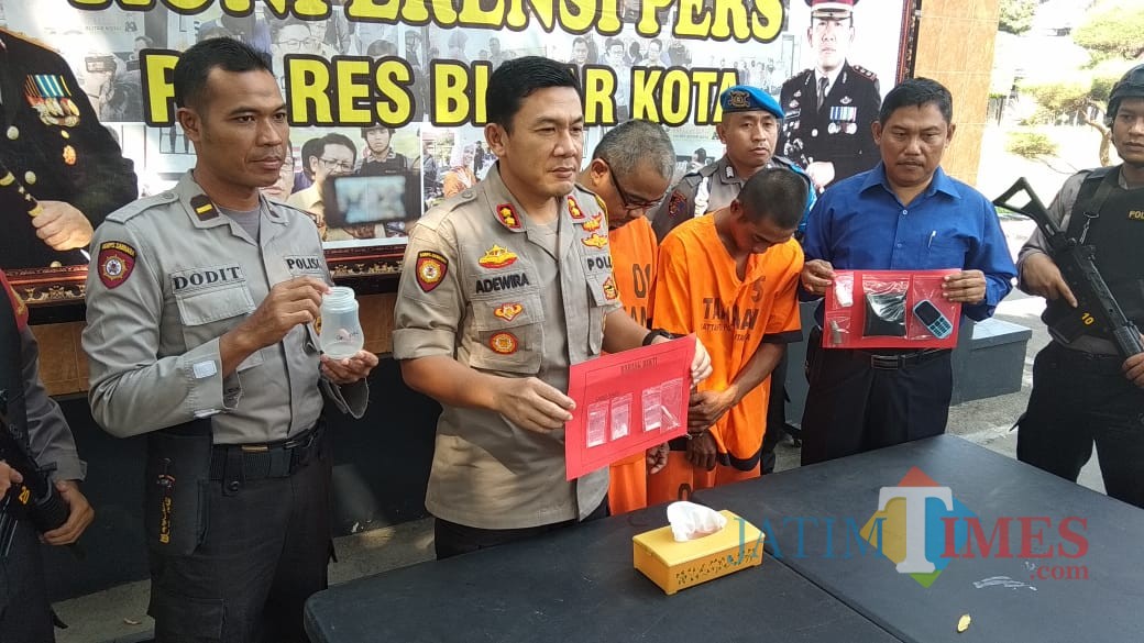 Polisi mengamankan kedua pelaku dan BB sabu hasil transaksi.
