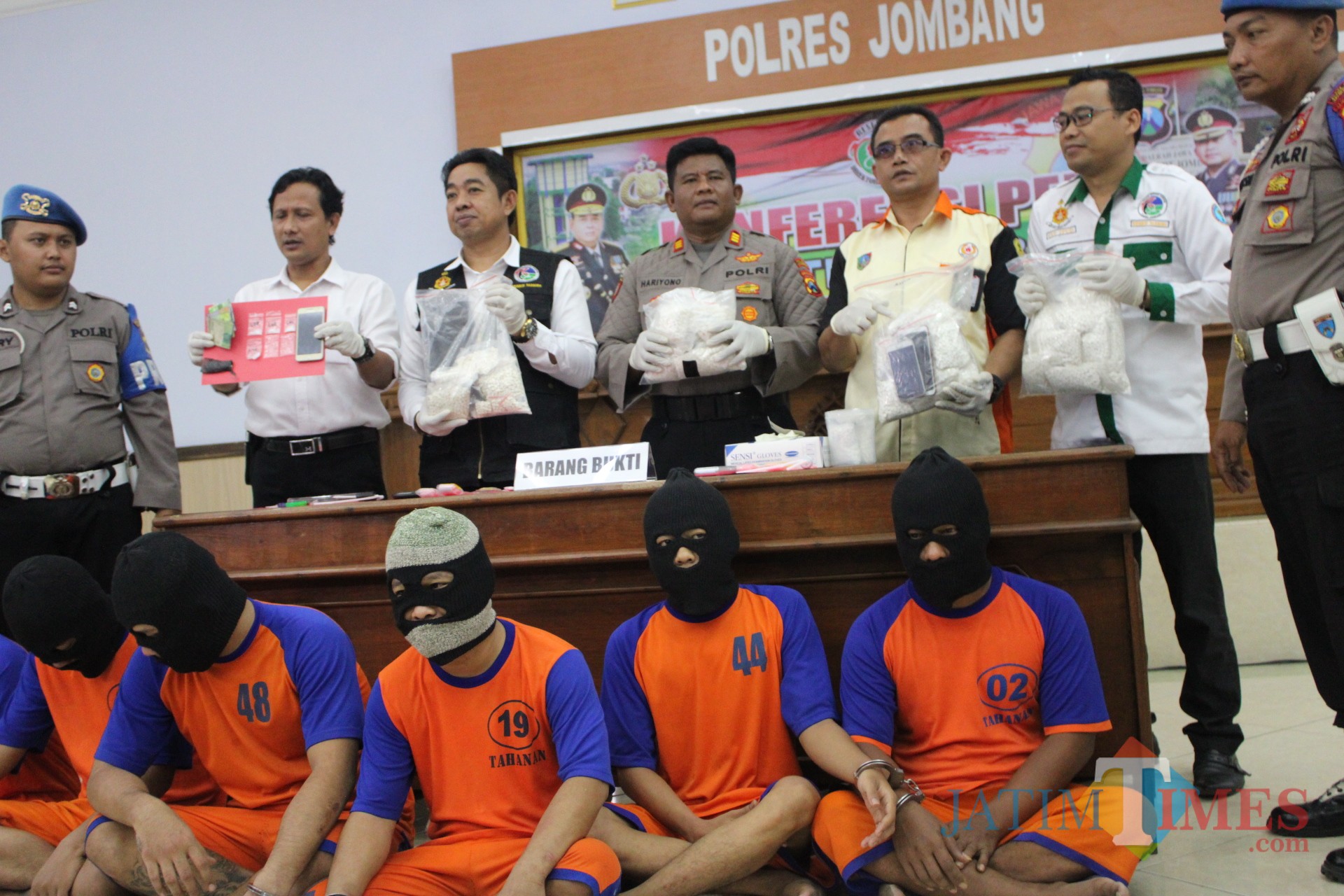 Puluhan ribu pil koplo sebagai barang bukti tangkapan ditunjukkan oleh Satreskoba Polres Jombang saat pers release. (Foto : Adi Rosul / JombangTIMES)