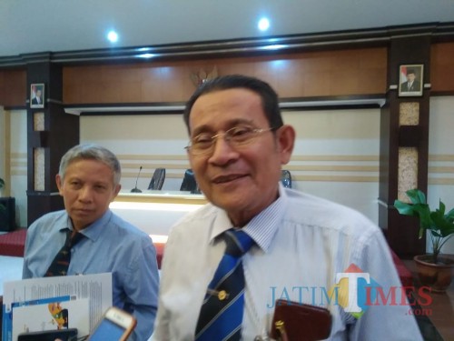 Rektor UB Nuhfil Hanani saat diwawancarai wartawan. (Foto: Imarotul Izzah/MalangTIMES)