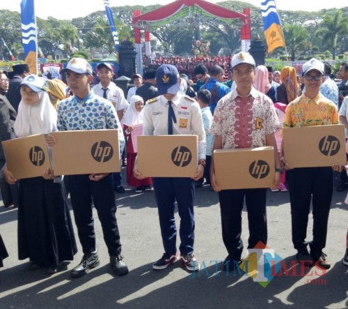 SMPN 3 Kota Malang saat menerima hadiah di ajang Lomba Website SMP Se-Kota Malang dalam rangka Journalist Camp 2019. (Foto: Dokumentasi SMPN 3 Kota Malang)