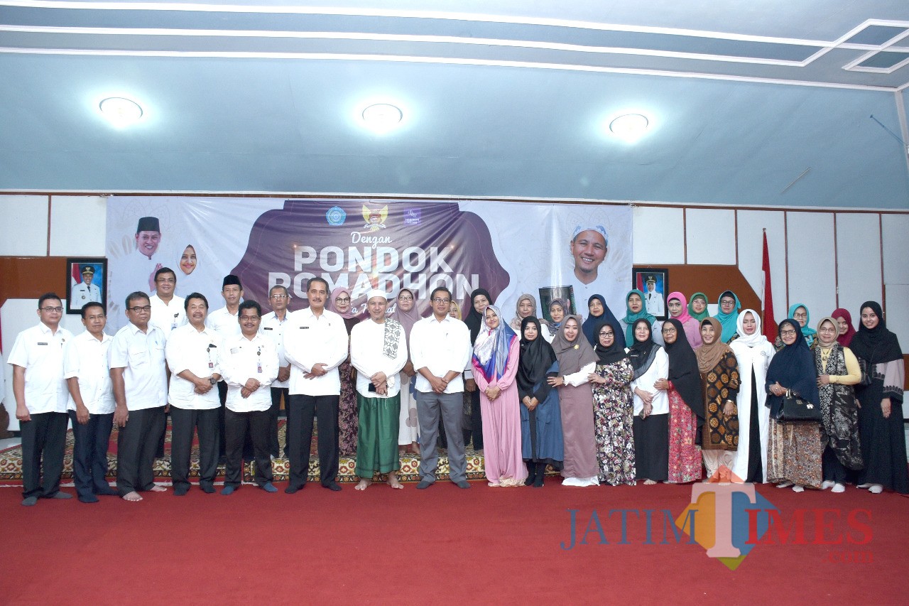 Sekda Kota Kediri Budwi Sunu (tengah) saat mengikuti pondok Ramadan di Pemkot Kediri. (Eko Arif S /JatimTIMES)