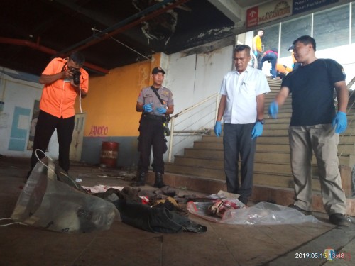 Tim Inafis tengah memeriksa sejumlah pakaian yang sempat diamankan sebelumnya (foto: Anggara Sudiongko/MalangTIMES)