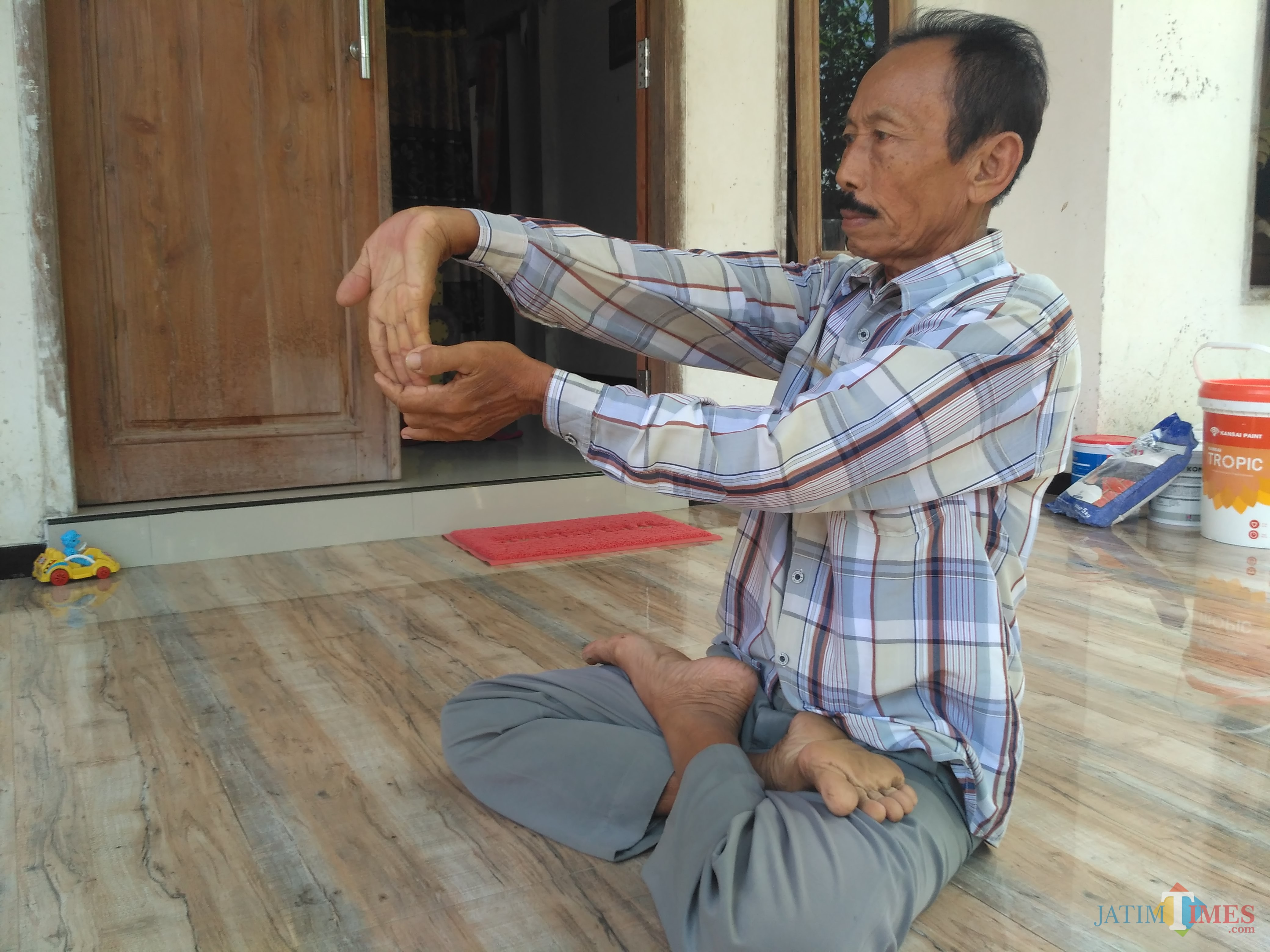 Triman, praktekkan satu gerakan Therapy Yoga yang bermanfaat bagi kesehatan manusia / Foto : Anang Basso / Tulungagung TIMES