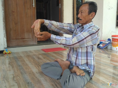 Triman, praktekkan satu gerakan Therapy Yoga yang bermanfaat bagi kesehatan manusia / Foto : Anang Basso / Tulungagung TIMES