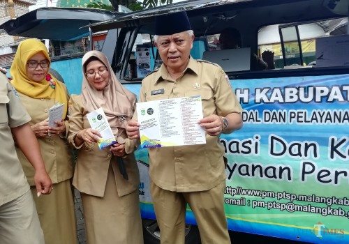 Wabup Malang Sanusi (kanan) memberikan jaminan kepuasan layanan perizinan di kantor DPMPTSP Kabupaten Malang (Nana)