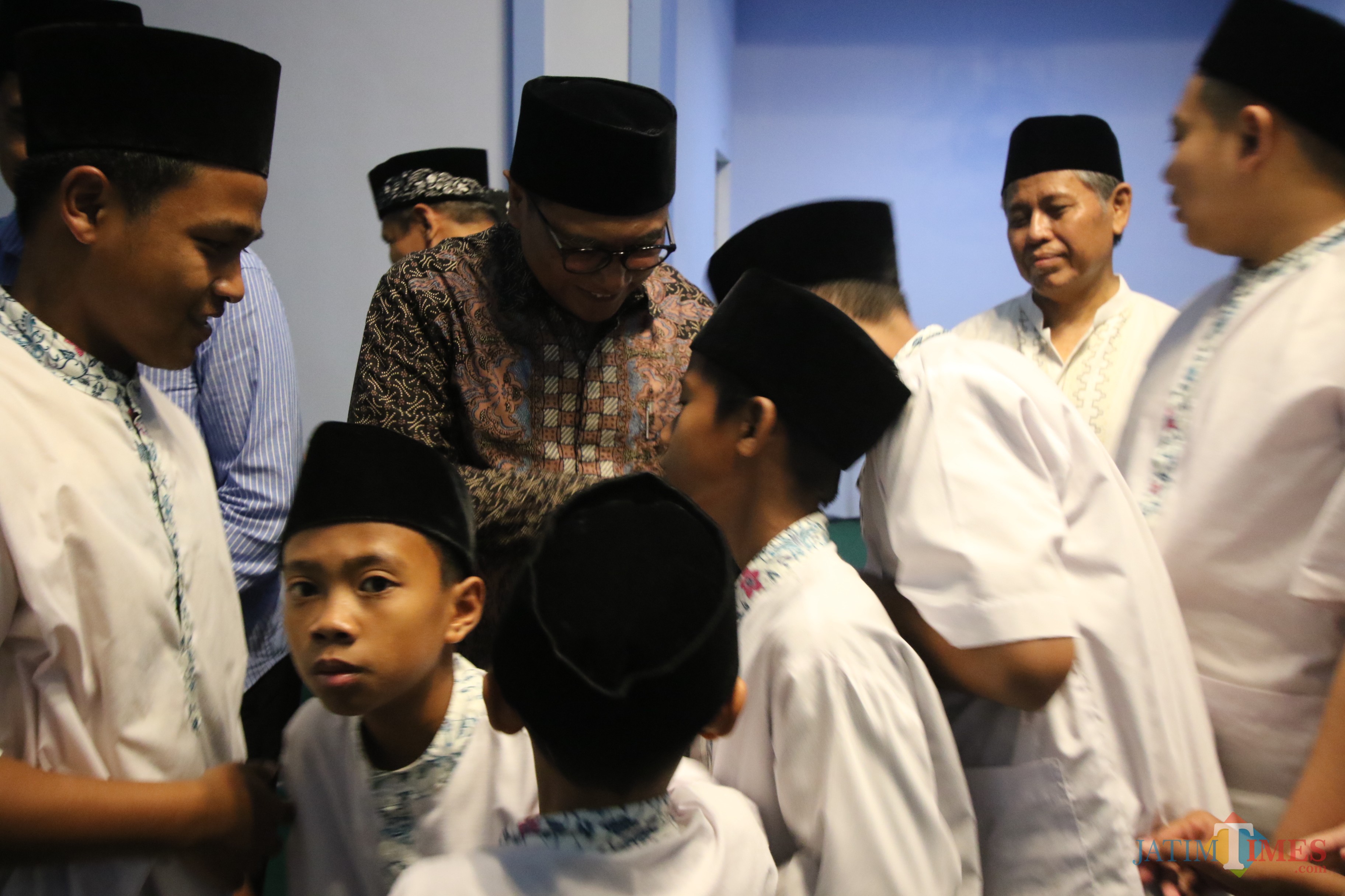 Wakil Wali Kota Malang Sofyan Edi Jarwoko saat bersama anak-anak didik Panti Asuhan Muhammadiyah di sela agenda Safari Ramadan. (Foto: Nurlayla Ratri/MalangTIMES)