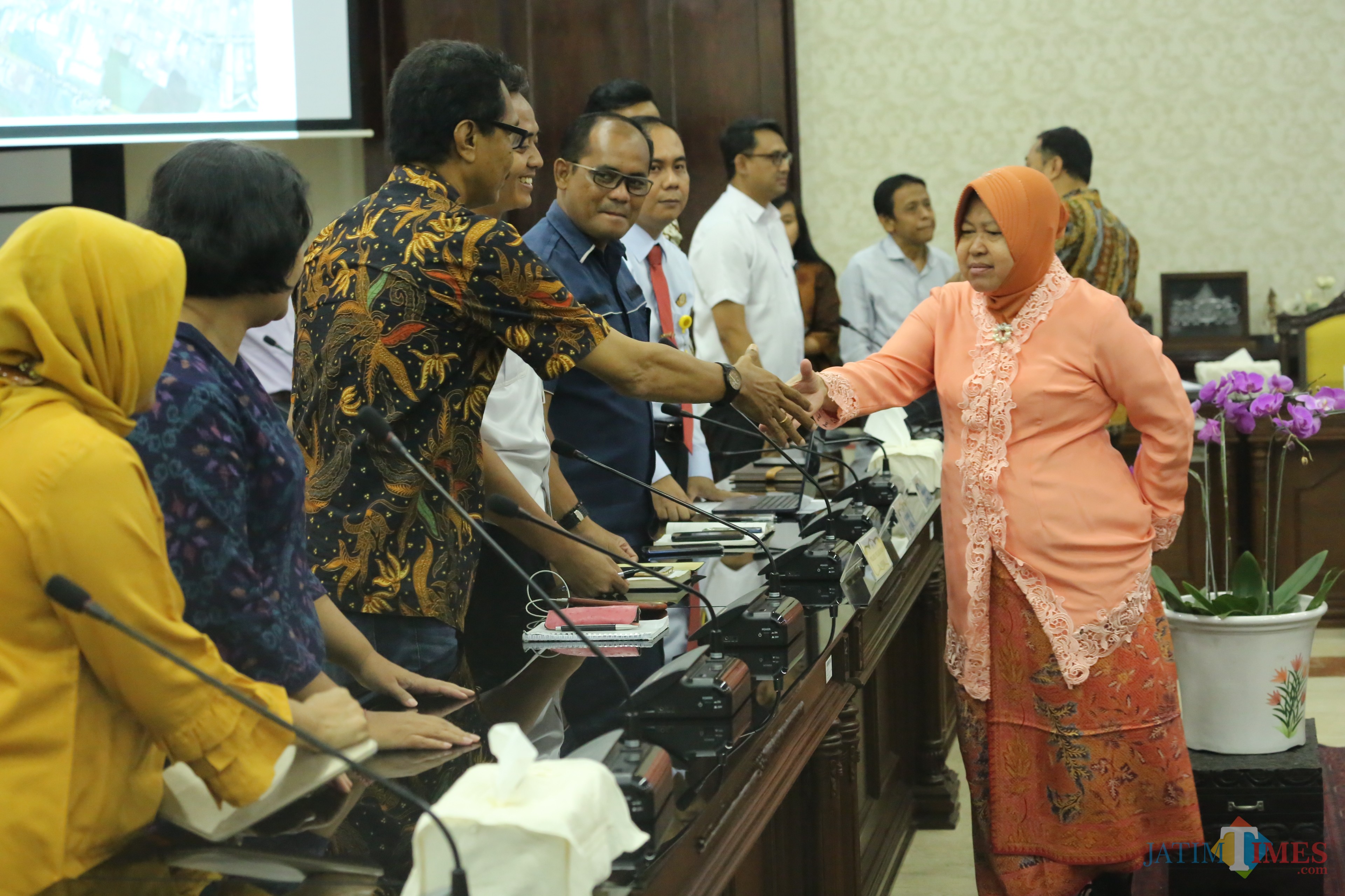 Wali Kota Risma bersama tim