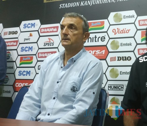 Pelatih Arema FC, Milomir Seslija (Hendra Saputra)