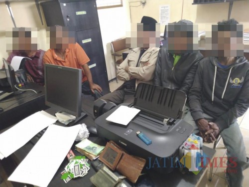 Kelima tersangka kasus perjudian saat dimintai keterangan dihadapan penyidik kepolisian, Kecamatan Karangploso (Foto : Humas Polres Malang for MalangTIMES)