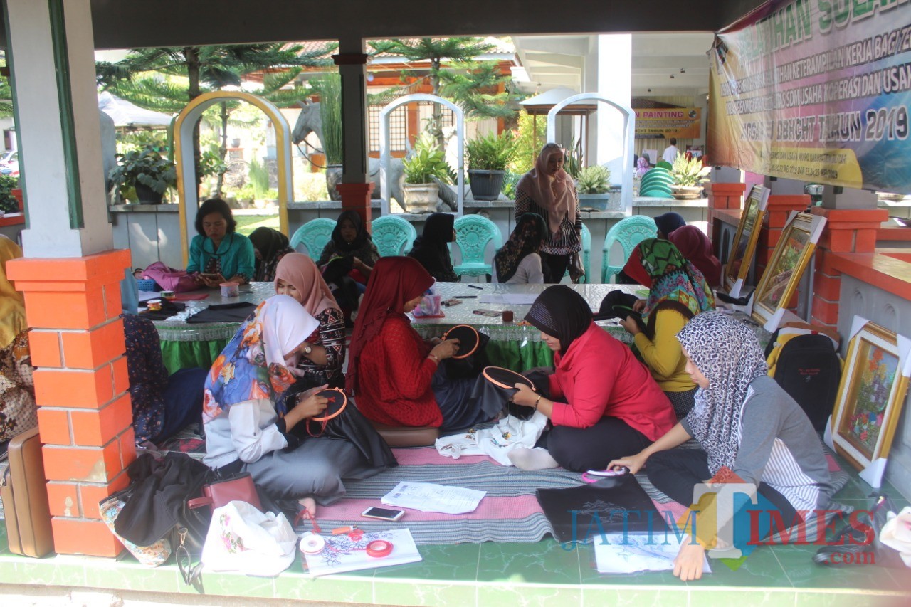 Pelatihan sulam sukses digelar Dinas Koperasi dan Usaha Mikro Kabupaten Blitar (Foto: Rofiq/BlitarTIMES)