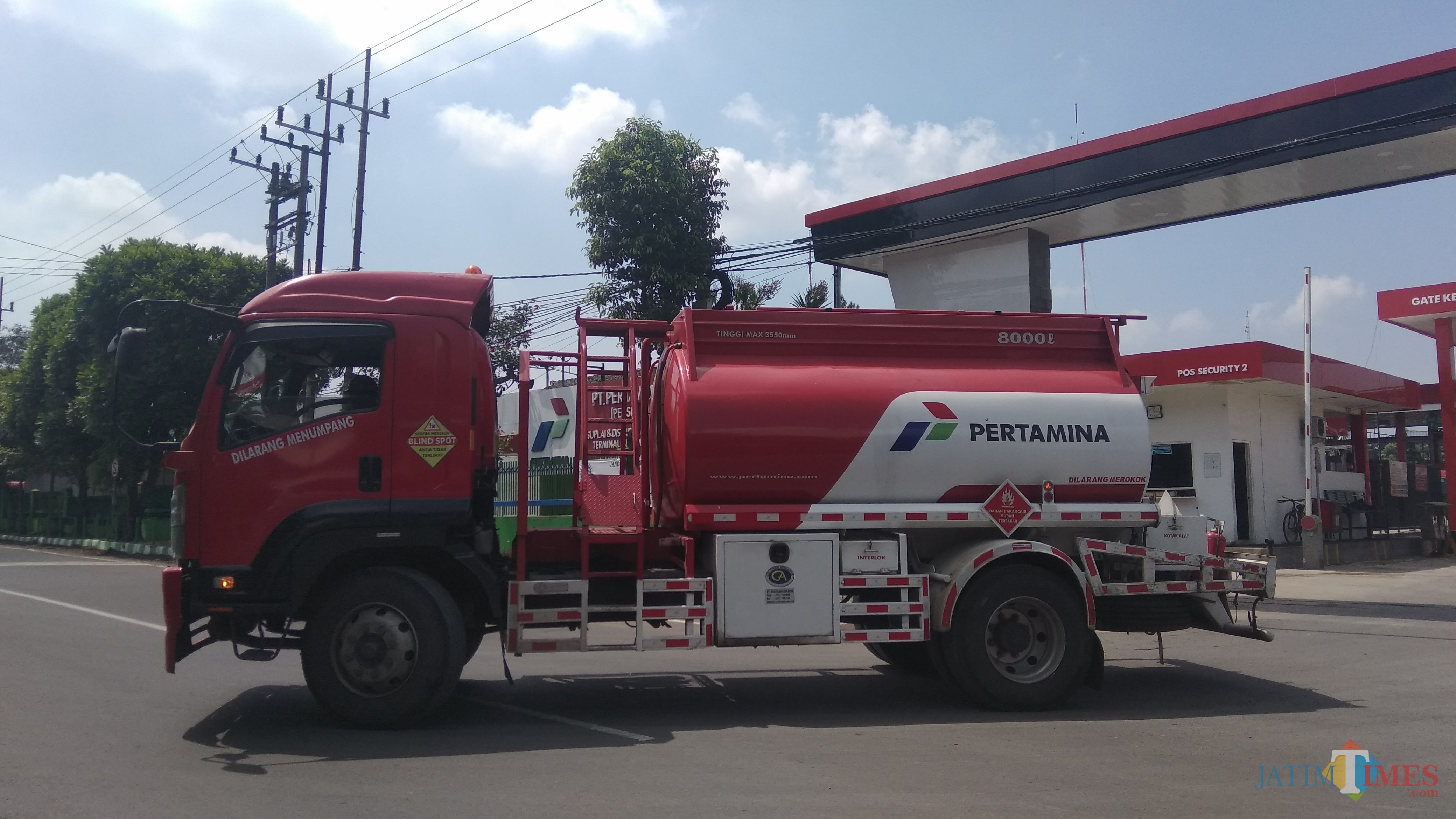 Mobil tangki Pertamina yang melakukan pengiriman dari Terminal BBM Malang. (Foto: Nurlayla Ratri/MalangTIMES)