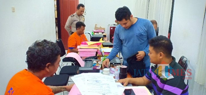 Istada Rofik alias Opik dan Helvidi saat menjalani pemeriksaan di Mapolsek Kota Banyuwangi.