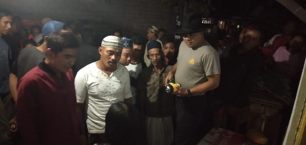 Kapolsek Glenmore AKP Mujiono menginterogasi pelaku sesaat setelah tertangkap.