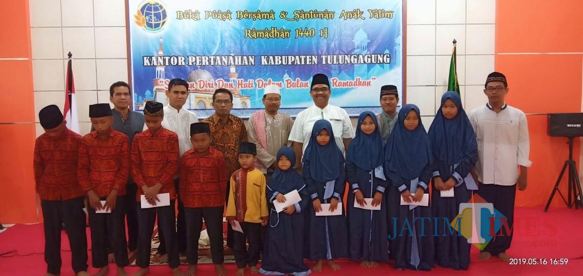 Kepala ATR / BPN Kabupaten Tulungagung Eko Jauhari saat memberi Santunan pada anak yatim dalam Bukber di kantor / Foto : Anang Basso / Tulungagung TIMES