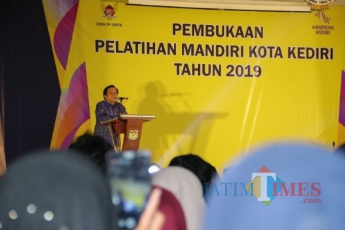 Kepala Dinas Koperasi dan UMTK Kristianto ketika membuka pelatihan mandiri Kota Kediri 2019 . (Foto: B. Setioko/JatimTIMES)