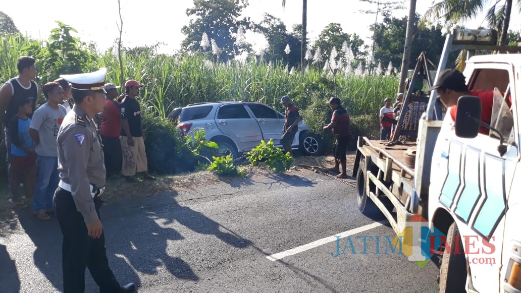Kondisi mobil yang terlibat kecelakaan maut saat dievakuasi menggunakan mobil derek. (Foto : Humas Polres Malang for MalangTIMES)