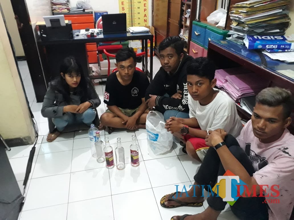 Lima pelaku pesta miras sesaat setelah diamankan jajaran kepolisian, Kecamatan Kepanjen (Foto : Humas Polres Malang for MalangTIMES)