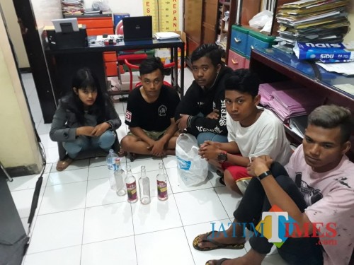 Lima pelaku pesta miras sesaat setelah diamankan jajaran kepolisian, Kecamatan Kepanjen (Foto : Humas Polres Malang for MalangTIMES)
