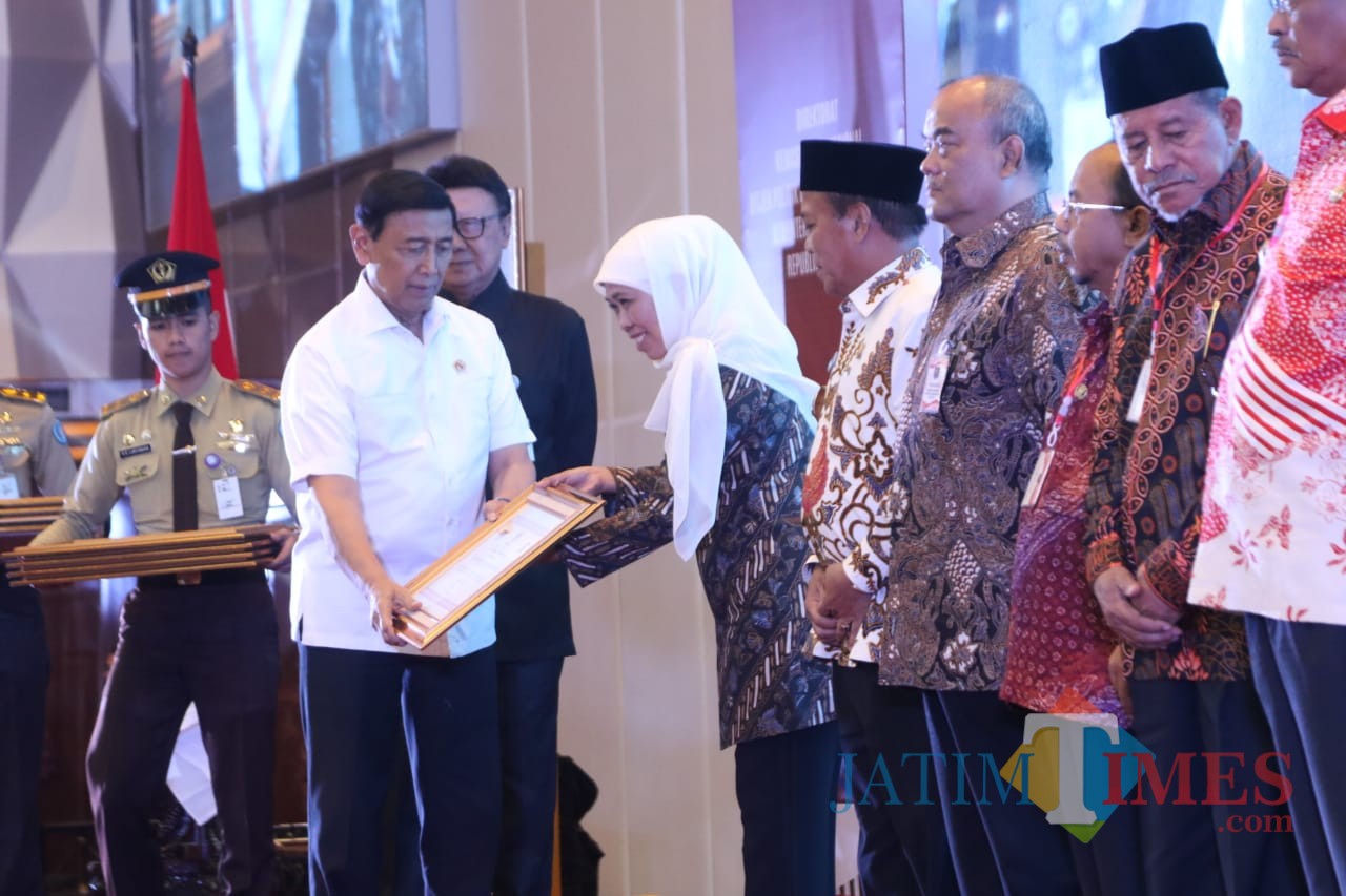 Menko Polhukam Wiranto ketika memberikan penghargaan pada Gubernur Jatim Khofifah
